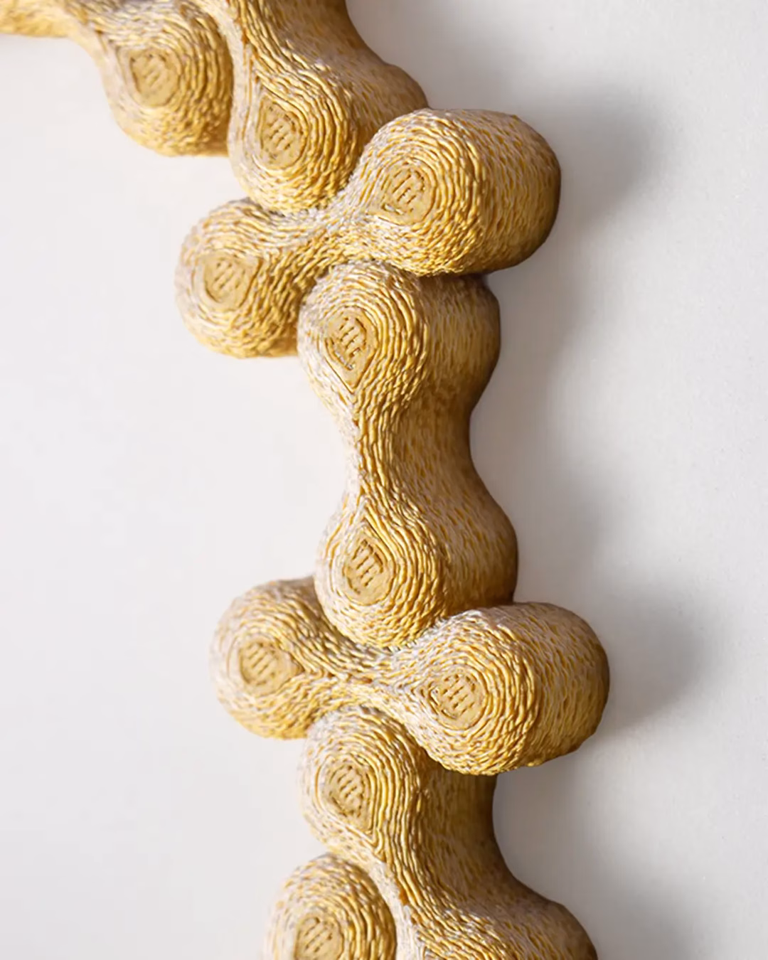 Detalhe do colar Metaball Dourado Slow Fashion impressao 3d