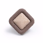 Anel Chocolate da KUBOLAB: anel quadrado bicolor em PLA marrom e cru, com as camadas da impressão 3D visíveis
