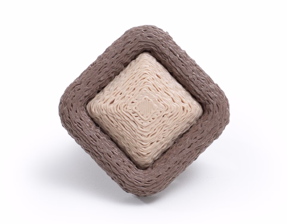 Anel Chocolate da KUBOLAB: anel quadrado bicolor em PLA marrom e cru, com as camadas da impressão 3D visíveis