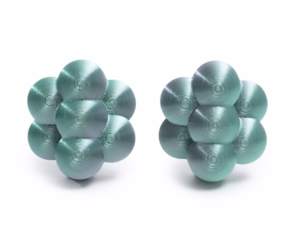 Brinco Metaball G da KUBOLAB: agrupamento de esferas em PLA verde-água, impresso em 3D